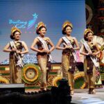 Bupati Adi Arnawa, secara resmi menutup perlombaan Jegeg Bungan Desa 2026 serangkaian Festival Seni Budaya XIV Desa Adat Kuta ditandai dengan peniupan Sungu di Open Stage Majelangu, Pura Segara Kuta, Sabtu (21/3).
