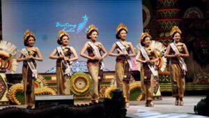Bupati Adi Arnawa, secara resmi menutup perlombaan Jegeg Bungan Desa 2026 serangkaian Festival Seni Budaya XIV Desa Adat Kuta ditandai dengan peniupan Sungu di Open Stage Majelangu, Pura Segara Kuta, Sabtu (21/3).