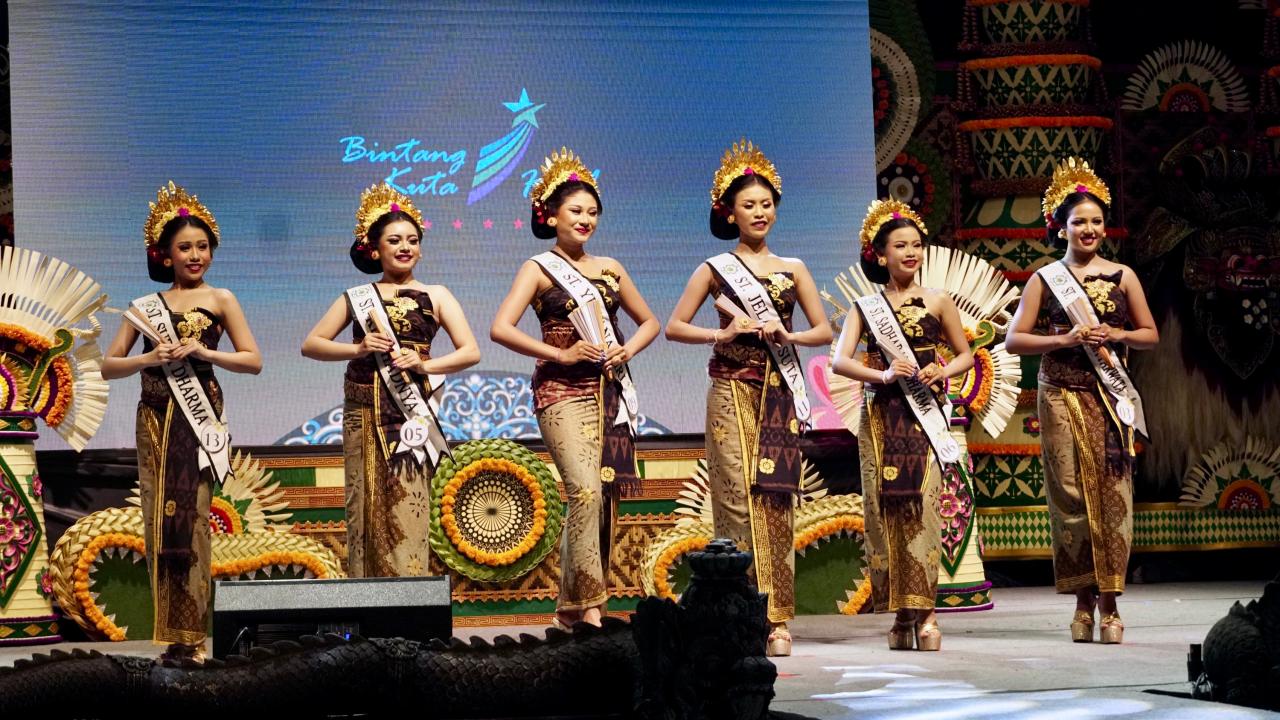 Bupati Adi Arnawa, secara resmi menutup perlombaan Jegeg Bungan Desa 2026 serangkaian Festival Seni Budaya XIV Desa Adat Kuta ditandai dengan peniupan Sungu di Open Stage Majelangu, Pura Segara Kuta, Sabtu (21/3).