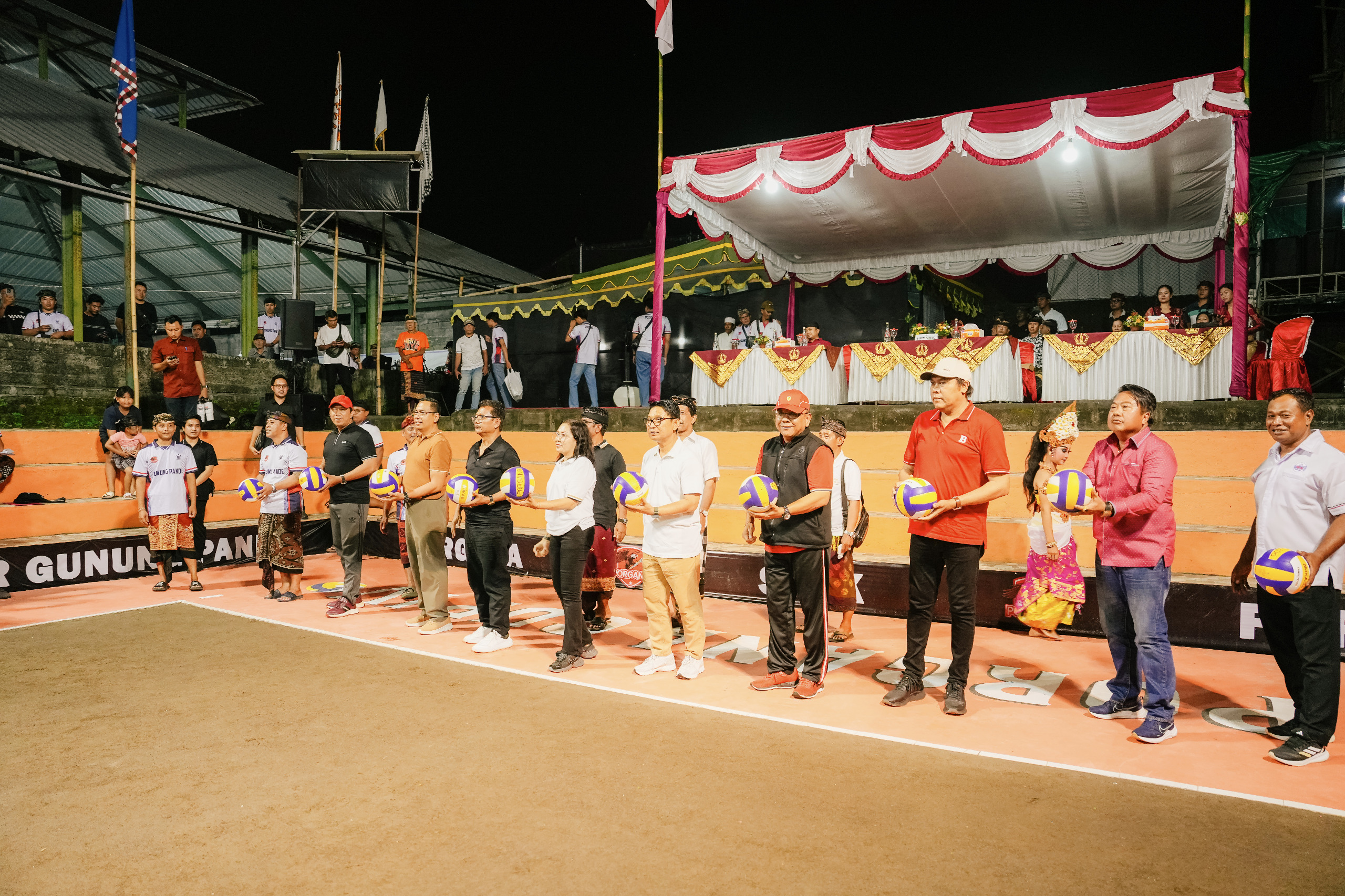 Badun Adi Arnawa dan istri saa membuka Turnamen Bola Voli Porgana Cup IV Tahun 2026 di Lapangan Porgana, Banjar Gunung Pande, Desa Tumbak Bayuh, Mengwi, Jumat (27/3).