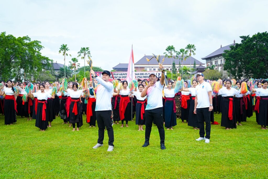 Wabup Bagus Alit Sucipta bersama Ketua DPRD Badung I Gusti Anom Gumanti membuka Porsenijar Kabupaten Badung Tahun 2026 yang ditandai dengan pelepasan panah di Lapangan Puspem Badung, Senin (2/3).