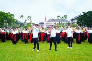 Wabup Bagus Alit Sucipta bersama Ketua DPRD Badung I Gusti Anom Gumanti membuka Porsenijar Kabupaten Badung Tahun 2026 yang ditandai dengan pelepasan panah di Lapangan Puspem Badung, Senin (2/3).