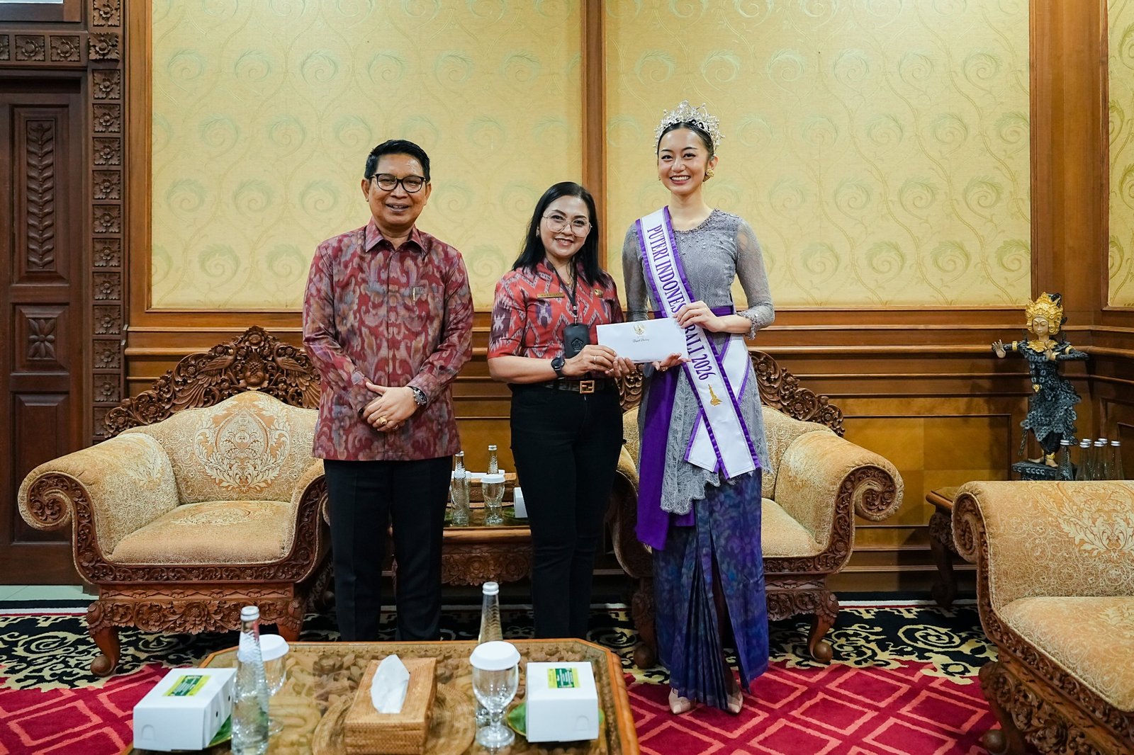 Bupati Wayan Adi Arnawa bersama Nyonya Rasniathi Adi Arnawa menerima Victoria Veronica Titisari Kosasieputri yang akan mengikuti ajang Putri Indonesia 2026 di Puspem Badung, Jumat (27/3).