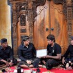 Wabup Bagus Alit Sucipta dan Nyonya Yunita Alit Sucipta saat menyerahkan dokumen Akta Kematian di Jalan Poppies Line II, Gang Ronta, Banjar Pering, Kuta, Senin (23/3).