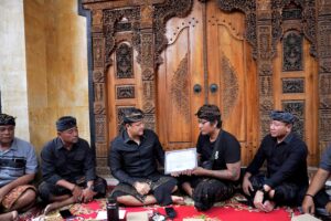 Wabup Bagus Alit Sucipta dan Nyonya Yunita Alit Sucipta saat menyerahkan dokumen Akta Kematian di Jalan Poppies Line II, Gang Ronta, Banjar Pering, Kuta, Senin (23/3).