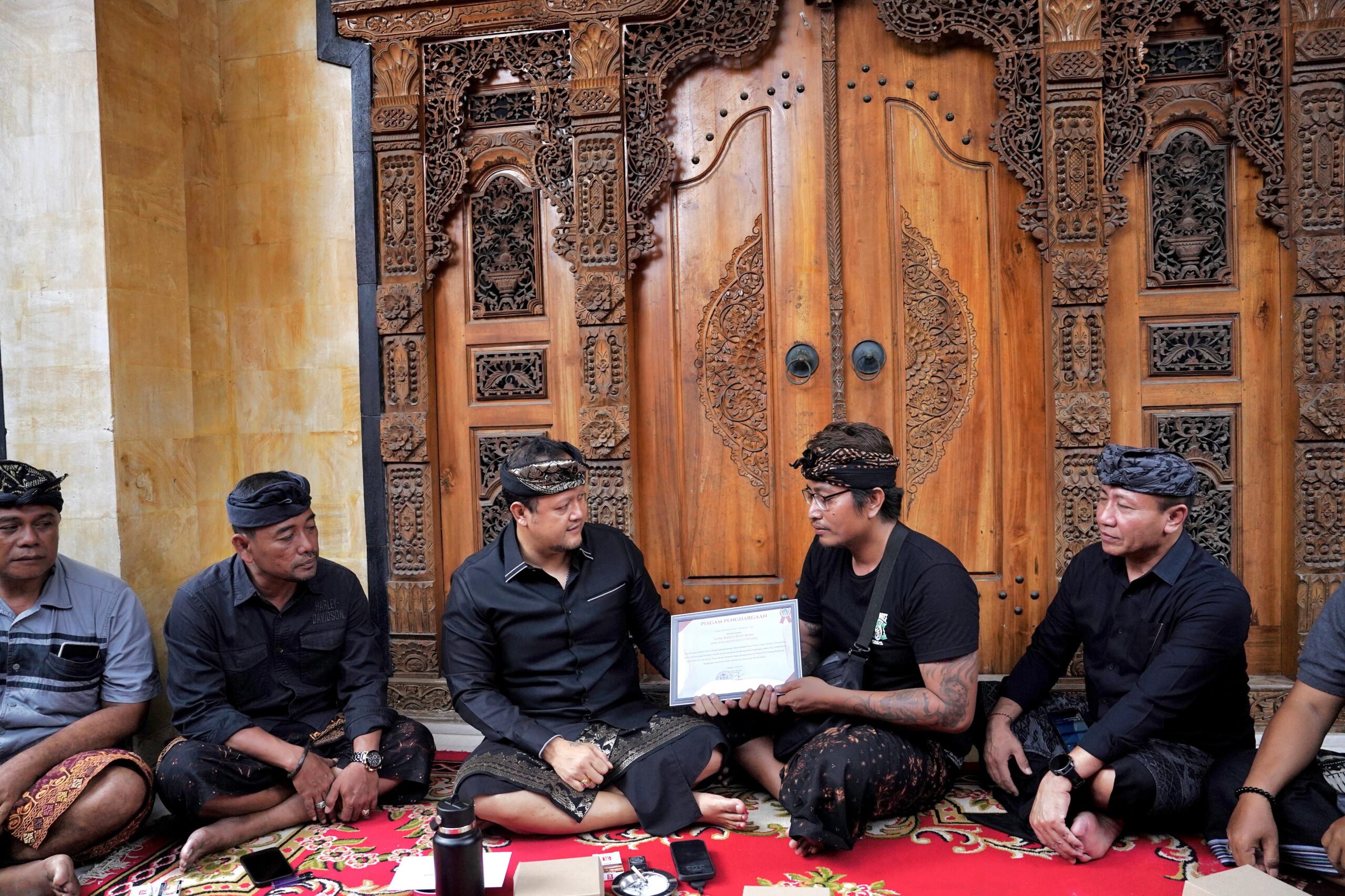 Wabup Bagus Alit Sucipta dan Nyonya Yunita Alit Sucipta saat menyerahkan dokumen Akta Kematian di Jalan Poppies Line II, Gang Ronta, Banjar Pering, Kuta, Senin (23/3).