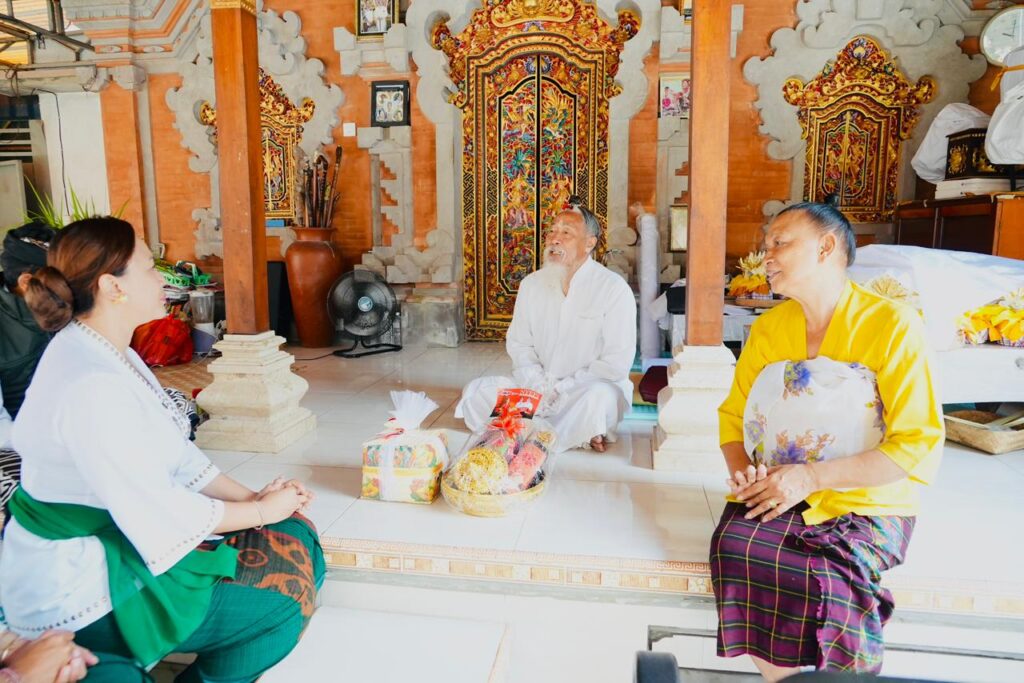 Ketua WHDI Badung, Nyonya Yunita Alit Sucipta saat kegiatan Tali Kasih dengan Sulinggih se-Badung di Kecamatan Mengwi, Minggu (15/3).