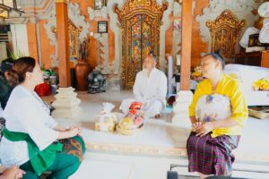 Ketua WHDI Badung, Nyonya Yunita Alit Sucipta saat kegiatan Tali Kasih dengan Sulinggih se-Badung di Kecamatan Mengwi, Minggu (15/3).