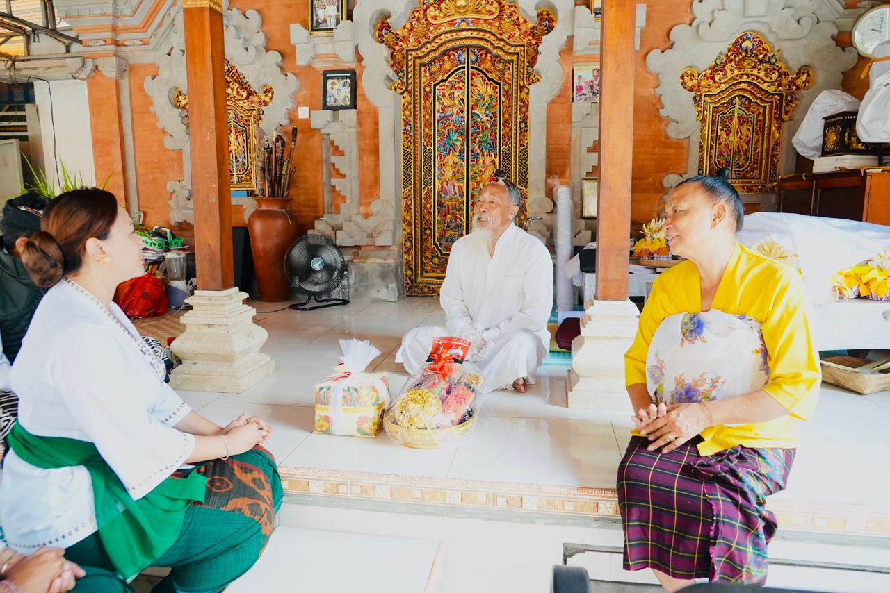 Ketua WHDI Badung, Nyonya Yunita Alit Sucipta saat kegiatan Tali Kasih dengan Sulinggih se-Badung di Kecamatan Mengwi, Minggu (15/3).