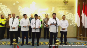 Menko Perekonomian Airlangga Hartarto saat Konferensi Pers terkait Kebijakan THR, BHR, dan Stimulus Ekonomi Idul Fitri di Kantor Kemenko Perekonomian, Jakarta, Selasa (3/3/2026).