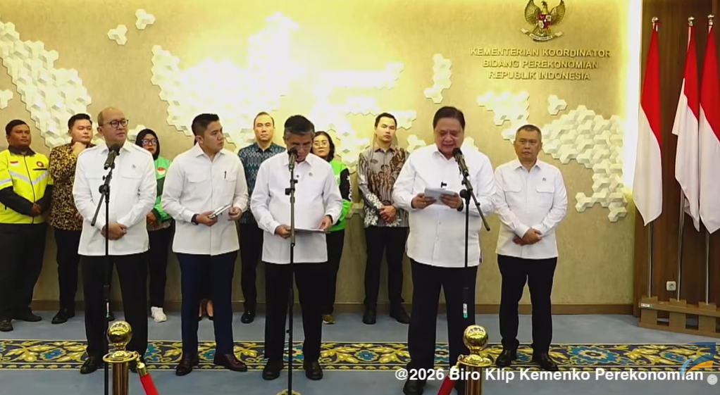 Menko Perekonomian Airlangga Hartarto saat Konferensi Pers terkait Kebijakan THR, BHR, dan Stimulus Ekonomi Idul Fitri di Kantor Kemenko Perekonomian, Jakarta, Selasa (3/3/2026).