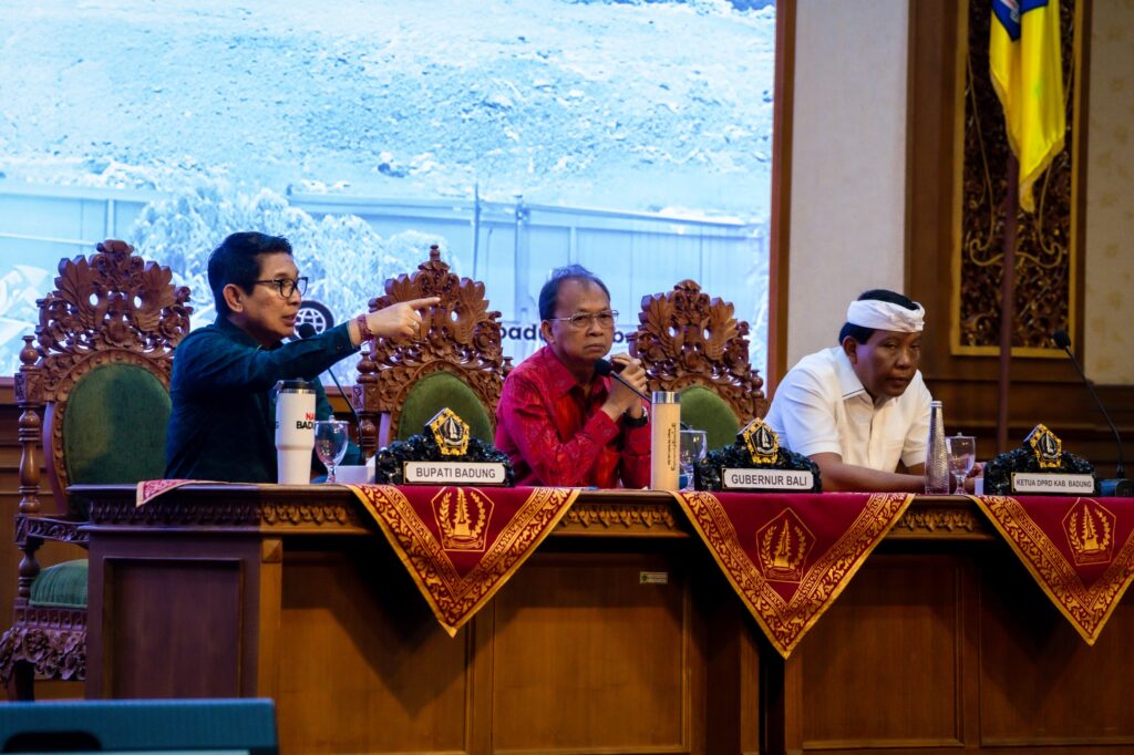 Bupati Adi Arnawa saat mengikuti Rakor Percepatan Penanganan Persampahan di Kabupaten Badung yang dipimpin langsung oleh Gubernur Bali I Wayan Koster di Puspem Badung, Jumat (6/3).