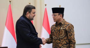 Menteri Luar Negeri Sugiono menyampaikan surat dukacita kepada Duta Besar Iran untuk Indonesia, Mohammad Boroujerdi, di Jakarta pada Rabu, 4 Maret 2026.