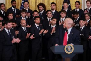 Megabintang Argentina Lionel Messi bersama skuad Inter Miami CF bertepuk tangan saat Presiden Amerika Serikat Donald Trump menyampaikan pidato dalam acara penghormatan tim di White House, Washington, DC.
