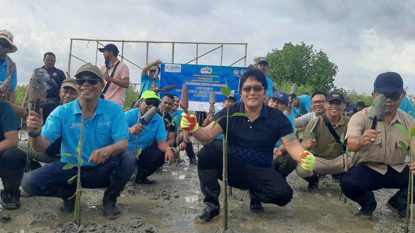 Wakil Gubernur Bali I Nyoman Giri Prasta bersama puluhan wartawan menanam bibit mangrove saat aksi lingkungan yang digelar Serikat Media Siber Indonesia (SMSI) Bali di kawasan Tahura Ngurah Rai, Denpasar, Senin (9/3/2026).
