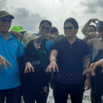 Wakil Gubernur Bali I Nyoman Giri Prasta berfoto bersama Ketua Serikat Media Siber Indonesia (SMSI) Bali Emanuel Dewata Oja dan para peserta usai kegiatan penanaman 1.000 bibit mangrove di Arboretum Park, Taman Hutan Raya Ngurah Rai, Denpasar, Senin (9/3/2026).