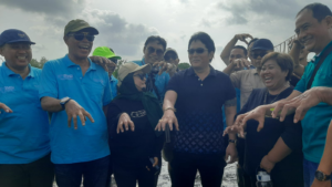 Wakil Gubernur Bali I Nyoman Giri Prasta berfoto bersama Ketua Serikat Media Siber Indonesia (SMSI) Bali Emanuel Dewata Oja dan para peserta usai kegiatan penanaman 1.000 bibit mangrove di Arboretum Park, Taman Hutan Raya Ngurah Rai, Denpasar, Senin (9/3/2026).