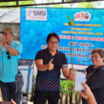 Ketua Sahabat mangroveranger - Nyoman Sweet Juniartini menyerahkan bibit mangrove kepada Wakil Gubernur Bali I Nyoman Giri Prasta sebelum dimulainya aksi penanaman 1.000 mangrove yang digelar SMSI Bali di kawasan Taman Hutan Raya Ngurah Rai, Denpasar, Senin (9/3/2026).