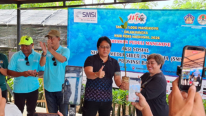 Ketua Sahabat mangroveranger - Nyoman Sweet Juniartini menyerahkan bibit mangrove kepada Wakil Gubernur Bali I Nyoman Giri Prasta sebelum dimulainya aksi penanaman 1.000 mangrove yang digelar SMSI Bali di kawasan Taman Hutan Raya Ngurah Rai, Denpasar, Senin (9/3/2026).