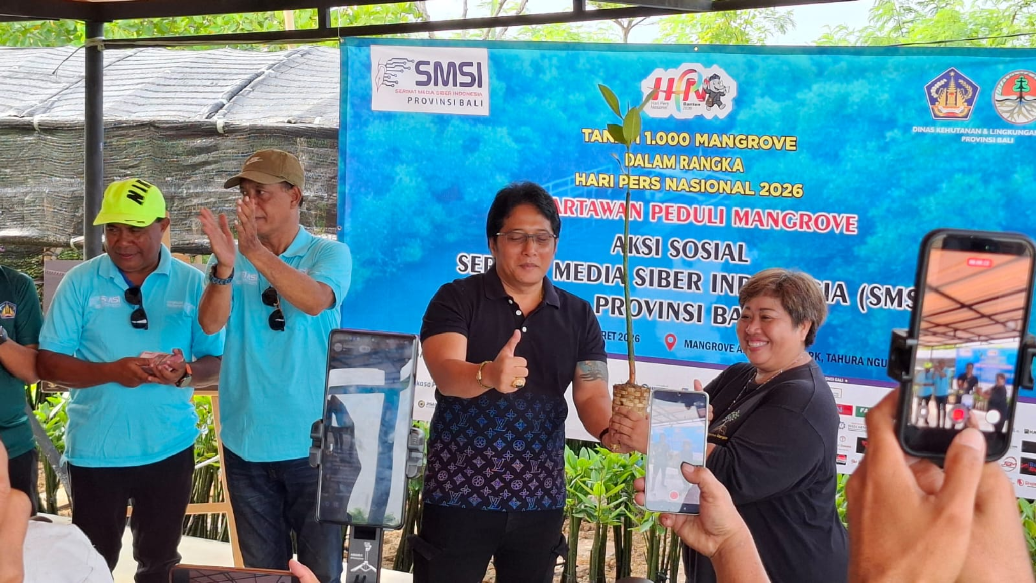 Ketua Sahabat mangroveranger - Nyoman Sweet Juniartini menyerahkan bibit mangrove kepada Wakil Gubernur Bali I Nyoman Giri Prasta sebelum dimulainya aksi penanaman 1.000 mangrove yang digelar SMSI Bali di kawasan Taman Hutan Raya Ngurah Rai, Denpasar, Senin (9/3/2026).