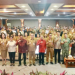 Gubernur Bali Wayan Koster berfoto bersama Wali Kota Denpasar I Gusti Ngurah Jaya Negara, jajaran Forkopimda, kepala OPD, serta para kepala desa dan lurah se-Kota Denpasar usai arahan percepatan pengelolaan sampah berbasis sumber di Gedung Sewaka Dharma, Lumintang, Denpasar, Senin (9/3).