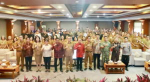 Gubernur Bali Wayan Koster berfoto bersama Wali Kota Denpasar I Gusti Ngurah Jaya Negara, jajaran Forkopimda, kepala OPD, serta para kepala desa dan lurah se-Kota Denpasar usai arahan percepatan pengelolaan sampah berbasis sumber di Gedung Sewaka Dharma, Lumintang, Denpasar, Senin (9/3).