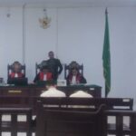 Kedua terdakwa masing-masing, Aldo Saputra Pratama dan Akbar Septiawan Wally diruang Pengadilan Negeri Ambon.