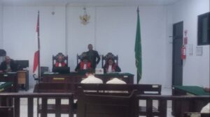Kedua terdakwa masing-masing, Aldo Saputra Pratama dan Akbar Septiawan Wally diruang Pengadilan Negeri Ambon.