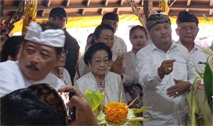 Megawati Soekarnoputri Melayat ke Puri Agung Gianyar, Doakan Ida Bhagawan Blebar