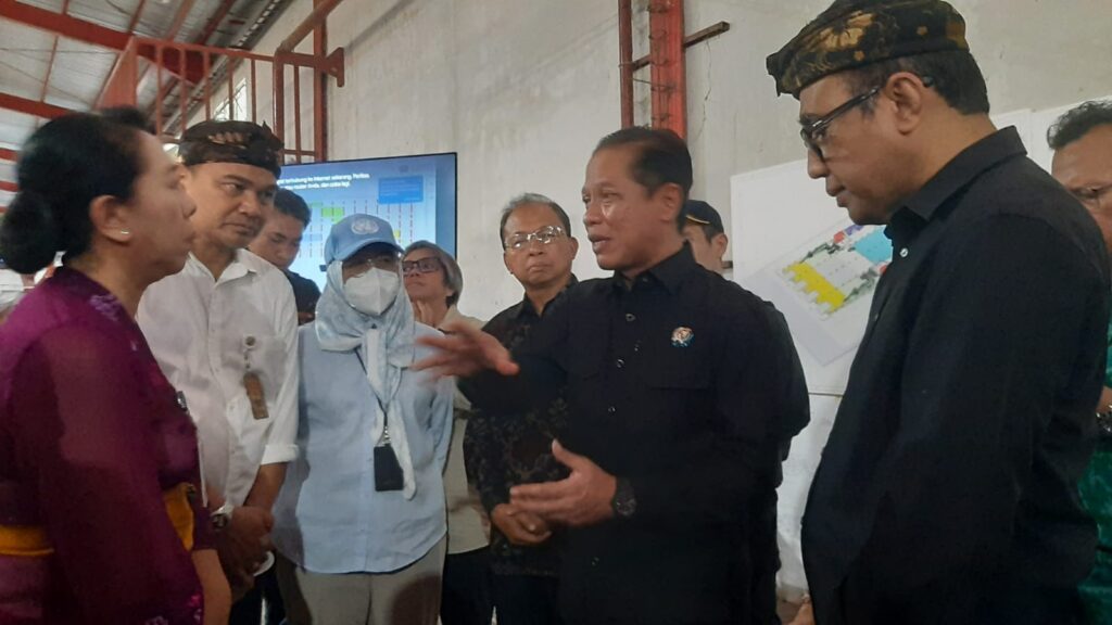 Menteri LH/BPLH Hanif Faisol Nurofiq, Gubernur Bali Wayan Koster, Wali Kota Denpasar I.G.N. Jaya Negara, dan jajaran pemerintah daerah berdiskusi saat meninjau operasional pengolahan sampah di TPS Tahura, Denpasar, Bali, Kamis (5/3/2026).