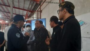 Menteri LH/BPLH Hanif Faisol Nurofiq berbincang dengan Deputi Bidang Penegakan Hukum Lingkungan Hidup rjen. Pol. Rizal Irawan saat mengunjungi Tempat Pengolahan Sampah (TPS) Tahura, Denpasar, Bali, Kamis (5/3/2026).