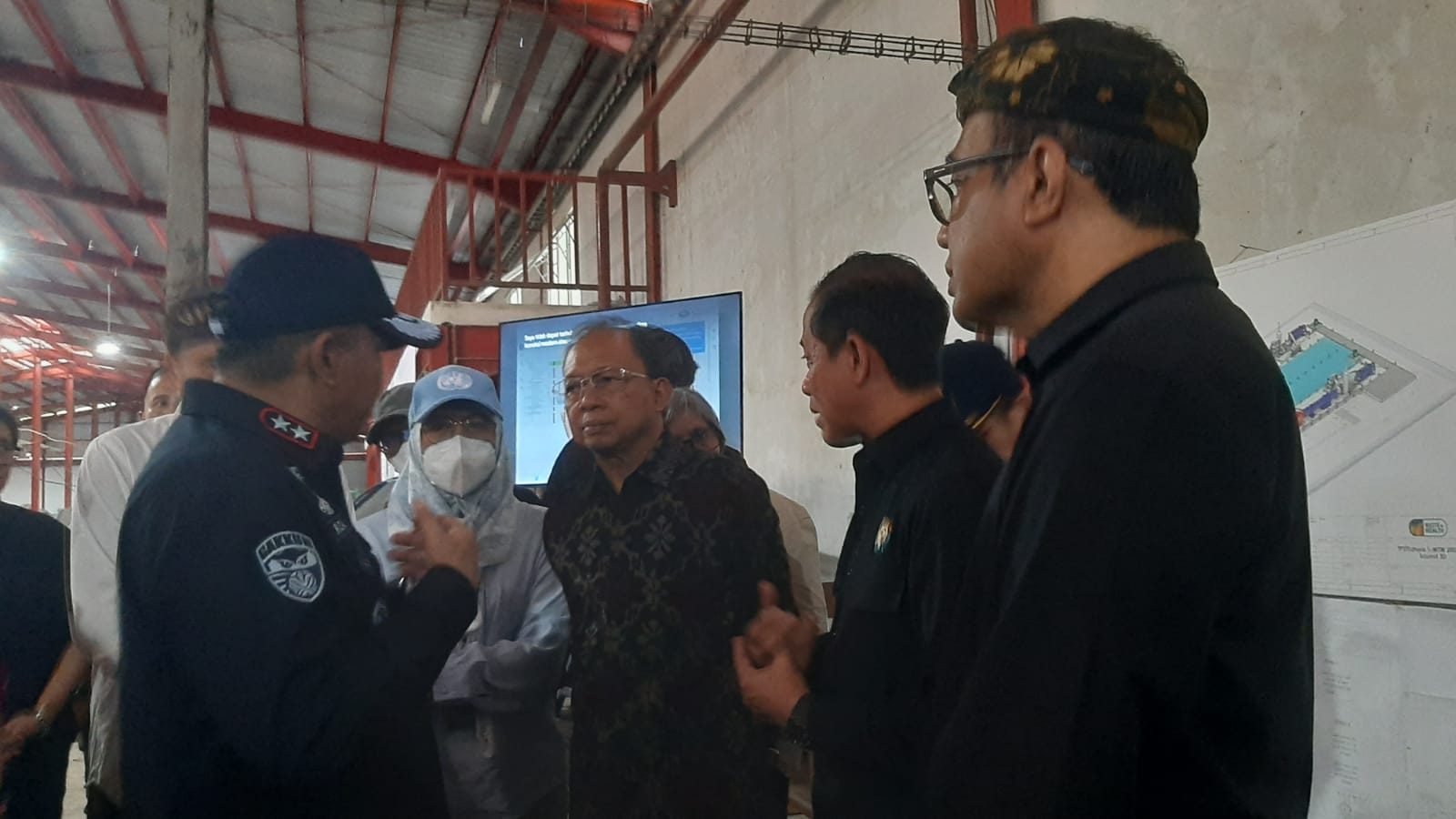 Menteri LH/BPLH Hanif Faisol Nurofiq berbincang dengan Deputi Bidang Penegakan Hukum Lingkungan Hidup rjen. Pol. Rizal Irawan saat mengunjungi Tempat Pengolahan Sampah (TPS) Tahura, Denpasar, Bali, Kamis (5/3/2026).