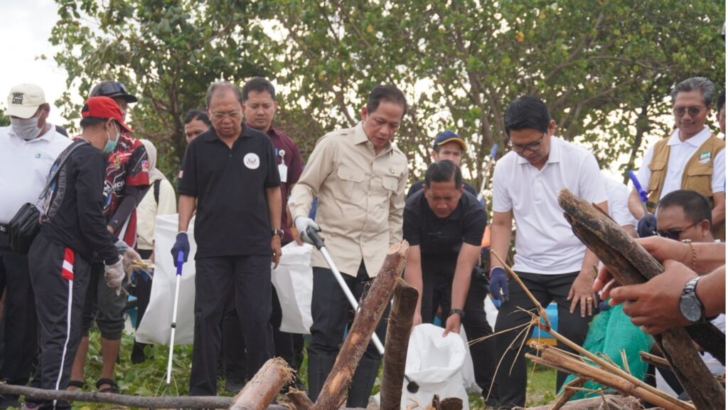 Menteri Lingkungan Hidup Hanif Faisol Nurofiq (kedua kiri), Gubernur Bali Wayan Koster (kiri) dan Bupati Badung I Wayan Adi Arnawa (tengah