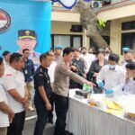 Kapolda Bali Daniel Adityajaya memimpin pemusnahan barang bukti narkotika di halaman Direktorat Reserse Narkoba Polda Bali pada Rabu, 4 Maret 2026.