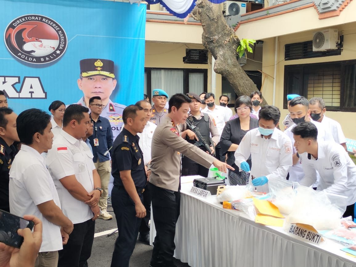 Kapolda Bali Daniel Adityajaya memimpin pemusnahan barang bukti narkotika di halaman Direktorat Reserse Narkoba Polda Bali pada Rabu, 4 Maret 2026.