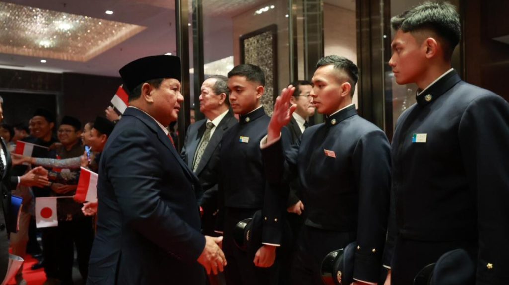 Para pelajar dan taruna Indonesia yang tengah menempuh pendidikan di National Defence Academy (NDA) Jepang menyambut kedatangan Presiden Prabowo Subianto di Tokyo, Jepang, pada Minggu malam, 29 Maret 2026.