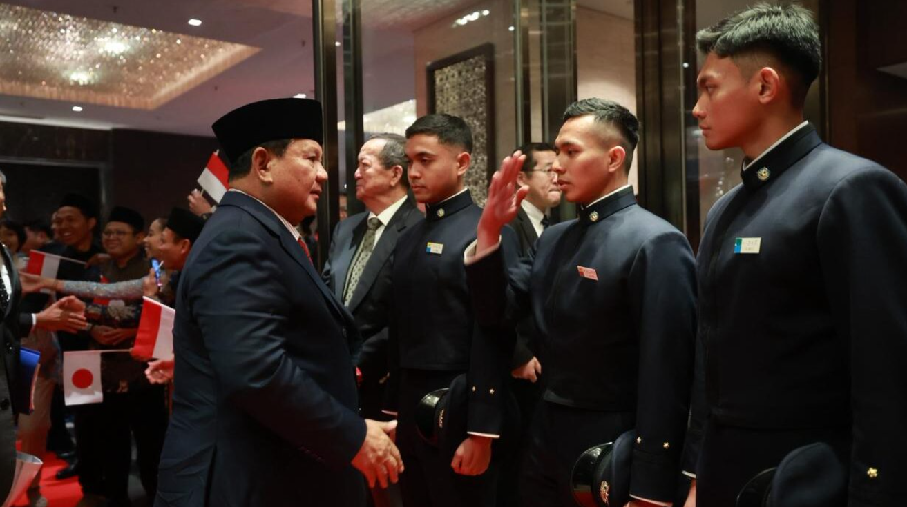 Para pelajar dan taruna Indonesia yang tengah menempuh pendidikan di National Defence Academy (NDA) Jepang menyambut kedatangan Presiden Prabowo Subianto di Tokyo, Jepang, pada Minggu malam, 29 Maret 2026.
