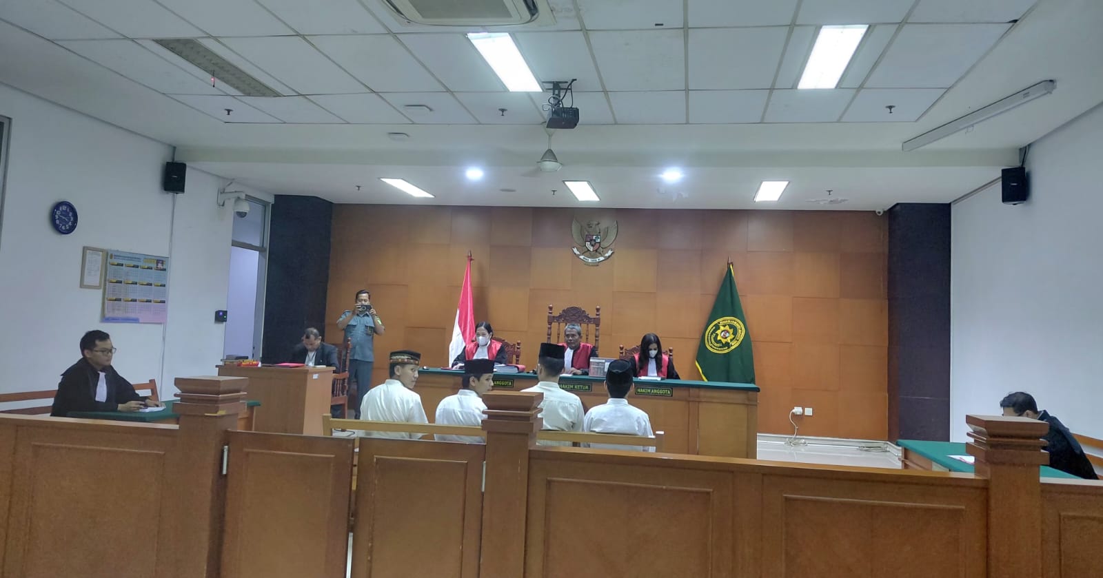 4 Terdakwa Pencuri Senpi Polsek Matraman Divonis 10 Bulan Penjara