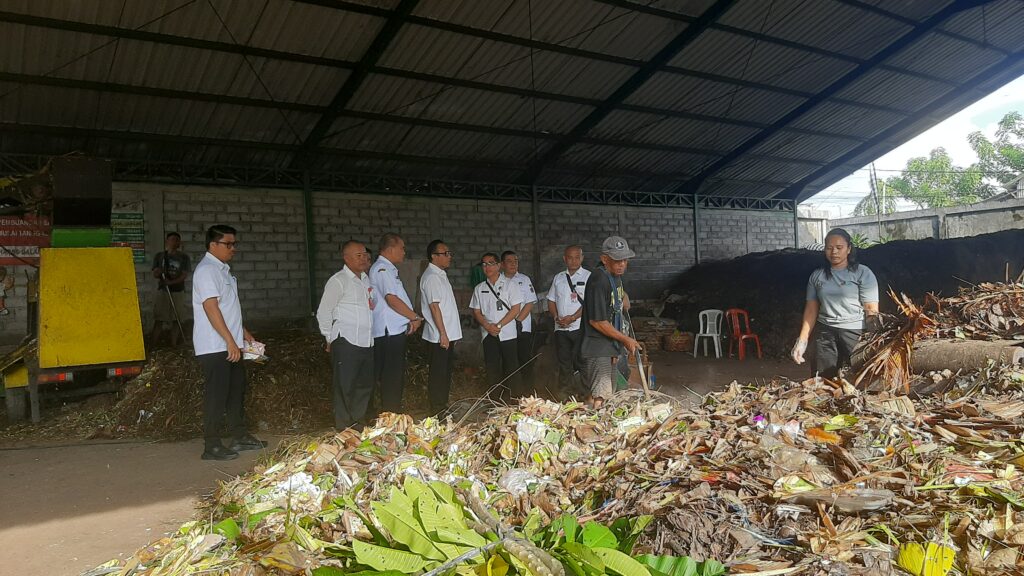 Dokumentasi: Wali Kota Denpasar I Gusti Jaya Negara saat meninjau TPS3R Bungtomo di Pemecutan Kaja, Denpasar Utara, Bali, Rabu (18/2/2026).