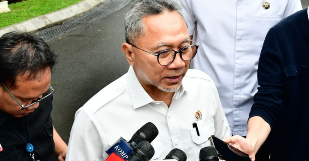 Menteri Koordinator Bidang Pangan Zulkifli Hasan memberikan keterangannya kepada awak media di Istana Merdeka, Jakarta, pada Senin, 2 Maret 2026.