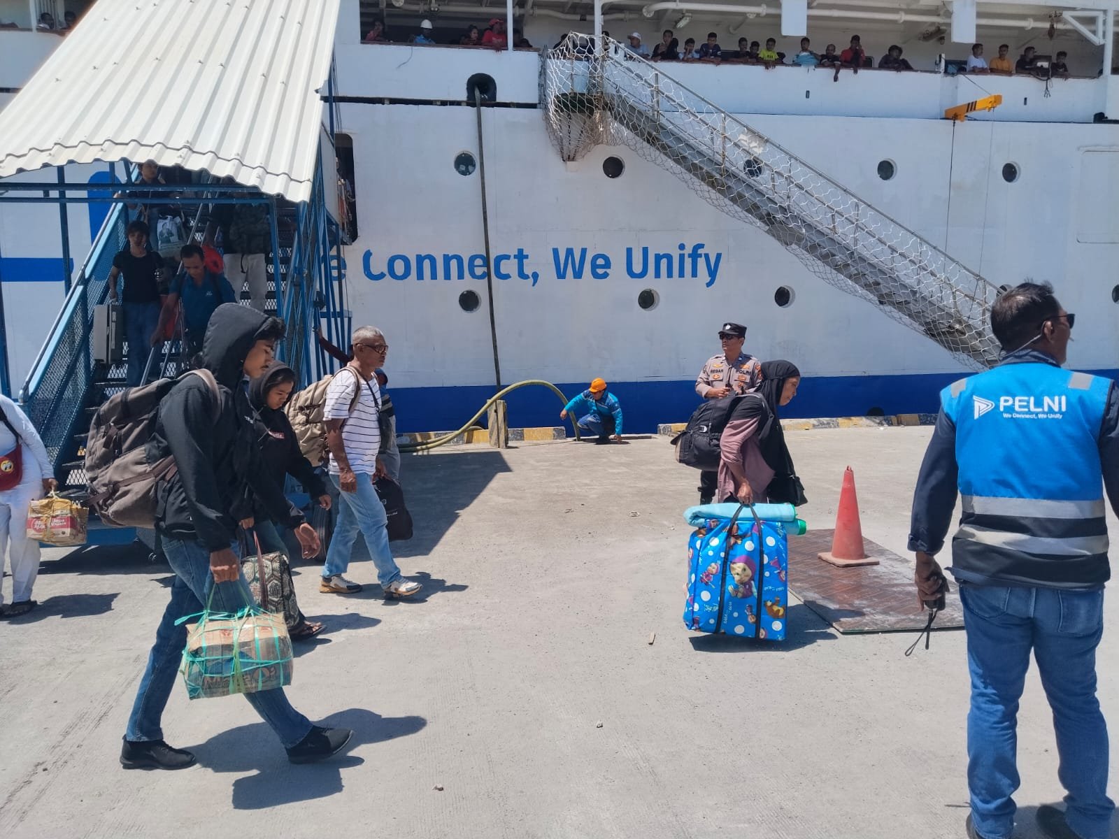 Disdukcapil bersama Satpol PP Kota Denpasar melakukan inspeksi penduduk non permanen terhadap penumpang KM Awu yang bersandar di Pelabuhan Benoa, Denpasar Selatan, Selasa (7/4/2026) siang.