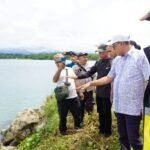 Bupati Maluku Tengah, Zulkarnain Awat Amir tinjau lokasi pembangunan pelabuhan penyeberangan feri di Teluk Dalam, Seram Utara dan Seram Utara Barat.