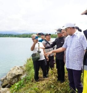 Bupati Maluku Tengah, Zulkarnain Awat Amir tinjau lokasi pembangunan pelabuhan penyeberangan feri di Teluk Dalam, Seram Utara dan Seram Utara Barat.