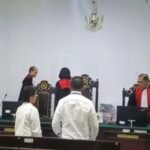 Mantan Bupati KKT, Petrus Fatlolon di ruang Pengadilan Negeri Ambon.