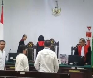Mantan Bupati KKT, Petrus Fatlolon di ruang Pengadilan Negeri Ambon.