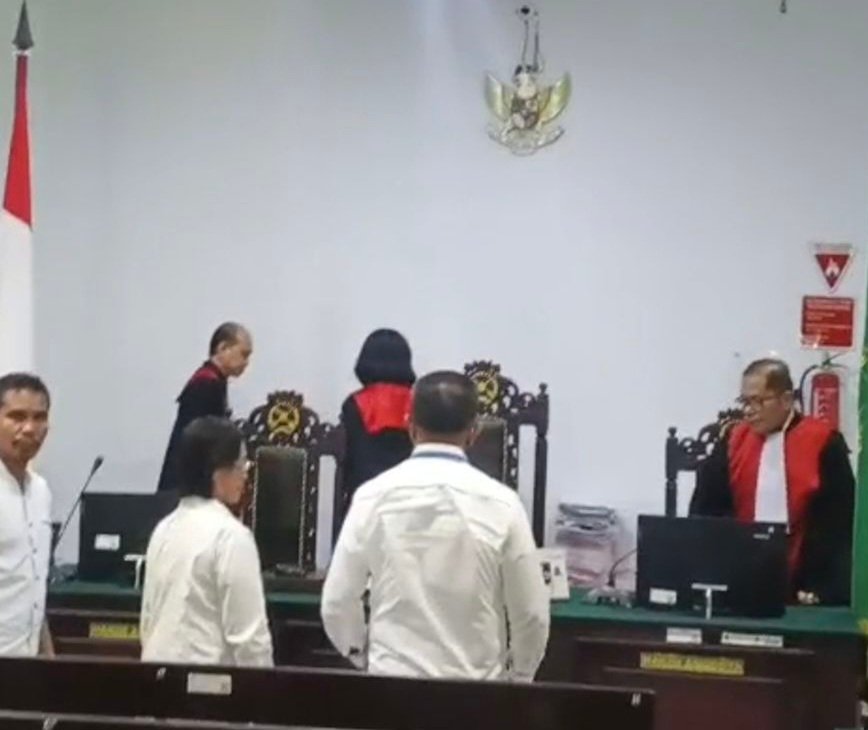 Mantan Bupati KKT, Petrus Fatlolon di ruang Pengadilan Negeri Ambon.