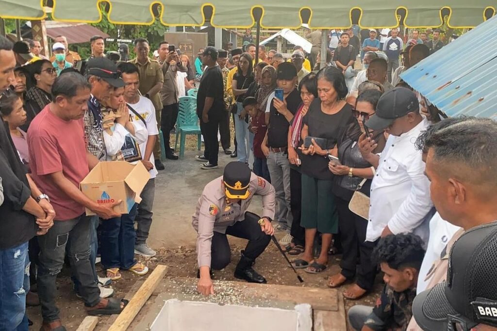 Pemakaman jenazah Ketua DPD Partai Golkar Maluku Tenggara, Agrapinus Rumatora alias Nus Kei. Kapolres dan Wakil Bupati turut hadir.