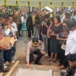 Pemakaman jenazah Ketua DPD Partai Golkar Maluku Tenggara, Agrapinus Rumatora alias Nus Kei. Kapolres dan Wakil Bupati turut hadir.