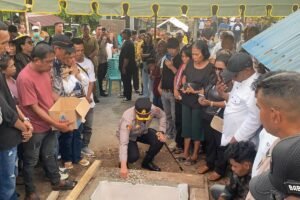 Pemakaman jenazah Ketua DPD Partai Golkar Maluku Tenggara, Agrapinus Rumatora alias Nus Kei. Kapolres dan Wakil Bupati turut hadir.