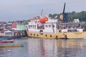 Kondisi saat KM. Sabuk Nusantara Tabrak Penginapan di Kecamatan Banda Neira, Kabupaten Maluku Tengah.